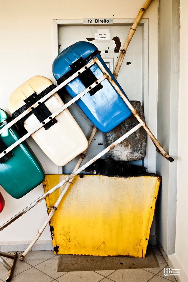 Portas de salas foram bloqueadas com inúmeros objetos (Foto: Reprodução)