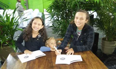 Edição pronta foi entregue durante a Feira do Livro (Foto: Reprodução)