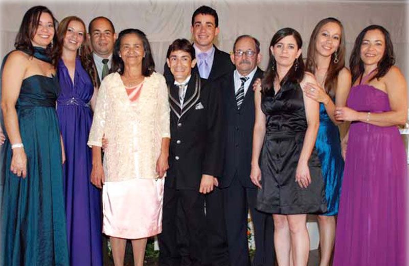 A família reunida e feliz com a trajetória profissional e pessoal de cada um (Foto: Reprodução Arquivo Pessoal)