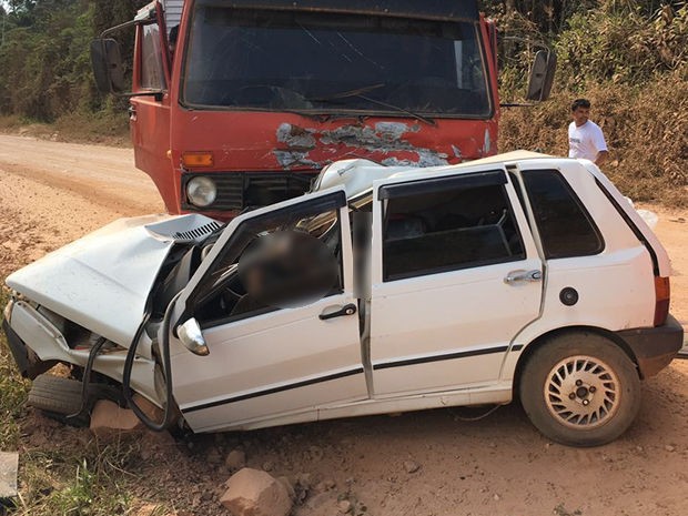 Passageiros do Fiat Uno estavam sem cinto e morreram presos às ferragens (Foto: Divulgação)