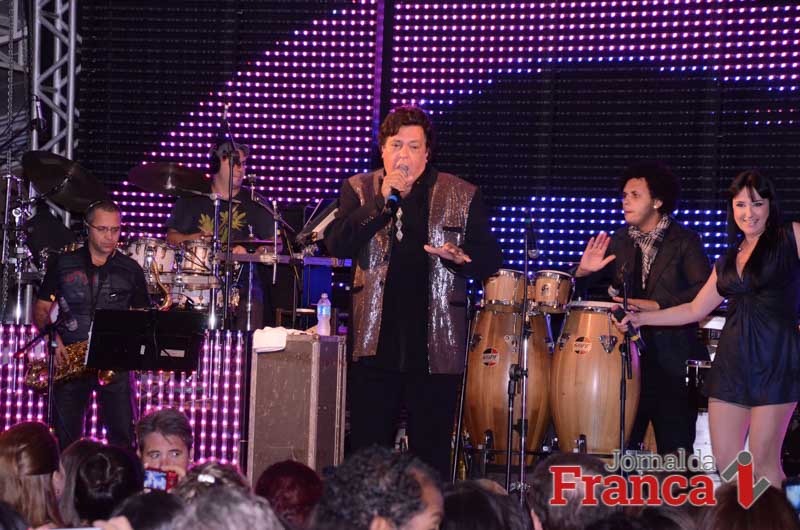 O cantor Sidney Magal foi uma das atrações da festa Gente de Mérito, sucesso absoluto!