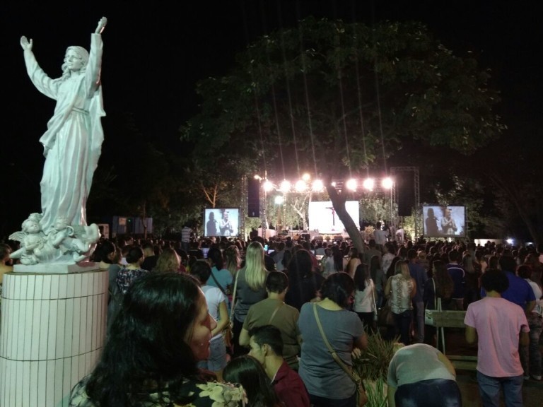 Missa de 7º dia de Cristiano Araújo e Allana Moraes reúne fãs, artistas e  muitas homenagens em Goiânia