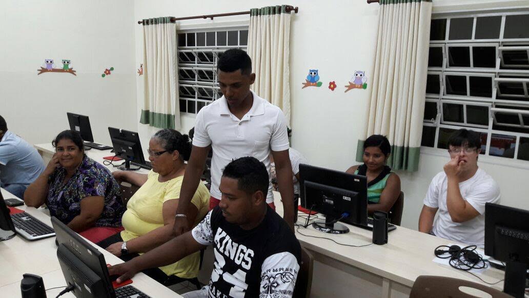 Alunos do EJA de São Joaquim durante aula de informática (Foto: Visão Regional)