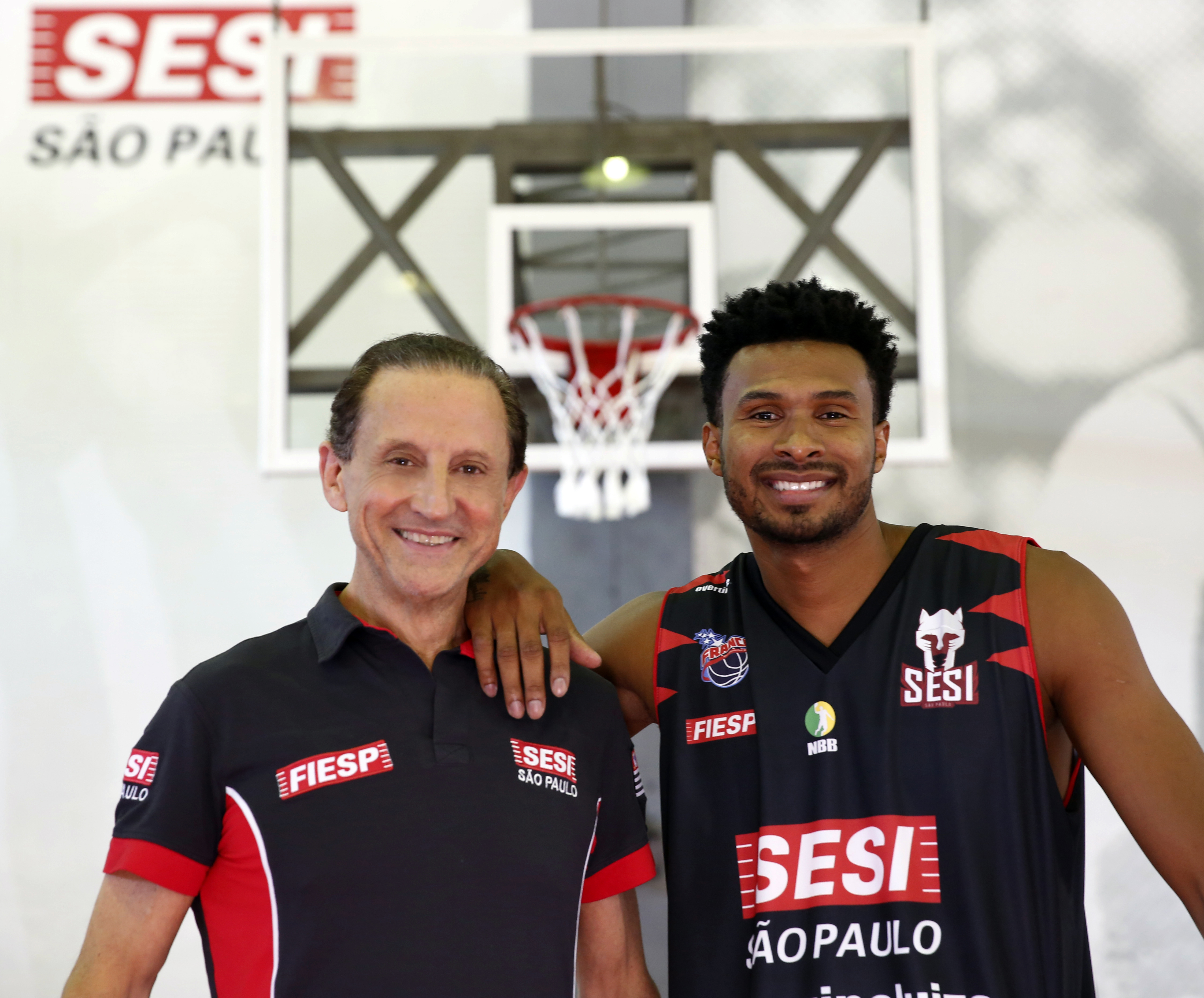 O presidente do Sesi-SP e Fiesp, Paulo Skaf ao lado do atleta Leandrinho (Foto: Ayrton Vignola/Fiesp)