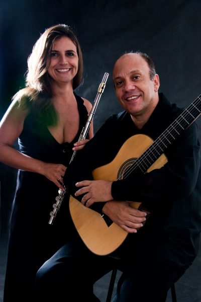 O duo Choro de Bolso é formado pela flautista Débora Gozzoli e pelo violonista Marcos Canduta