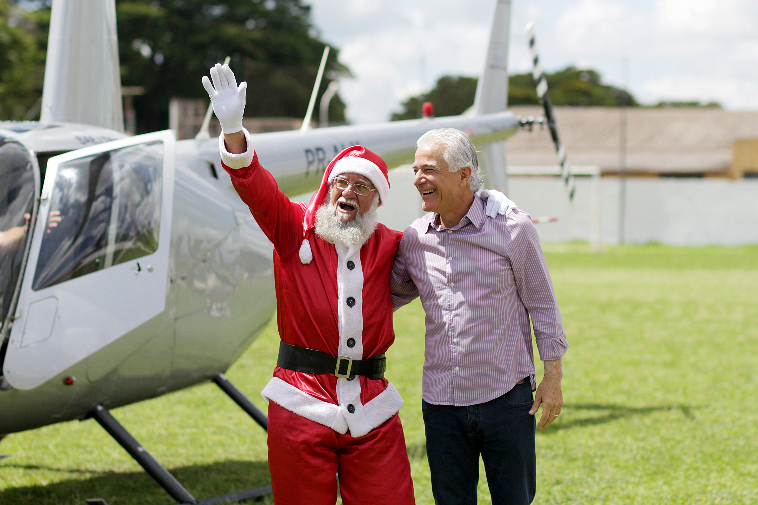 Papai Noel desceu de helicóptero no Estádio “Coronel Nhô Chico” e foi recebido pelo presidente da ACIF, Dorival Mourão Filho (Foto: Divulgação)