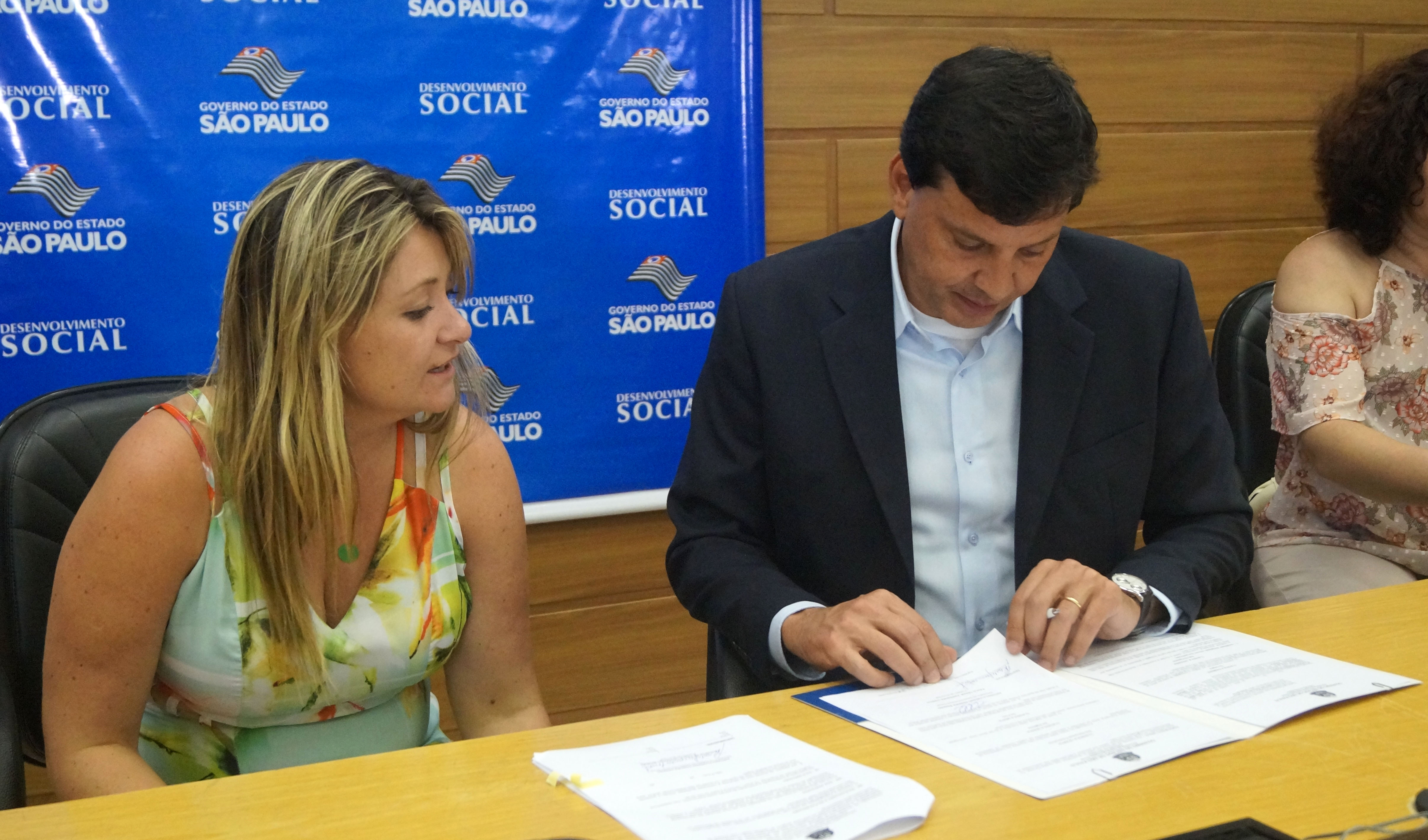 O secretário Floriano Pesaro durante assinatura do repasse ao lado da prefeita Katiuscia Leonardo (Foto: Reprodução)