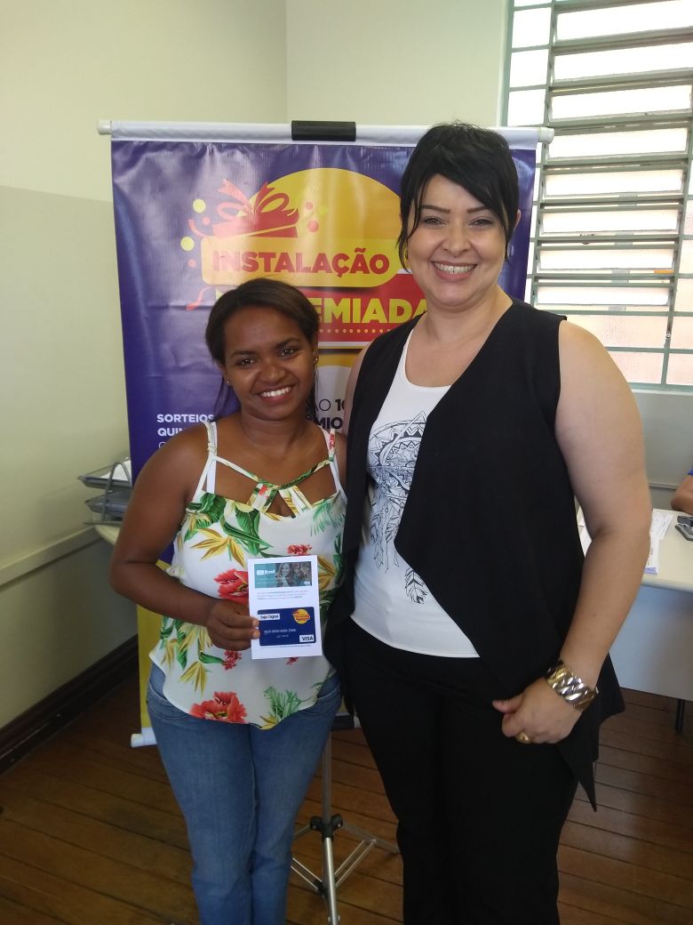 A ganhadora Francisca da Cruz Martins Ferreira e a gerente regional Daniela Honório