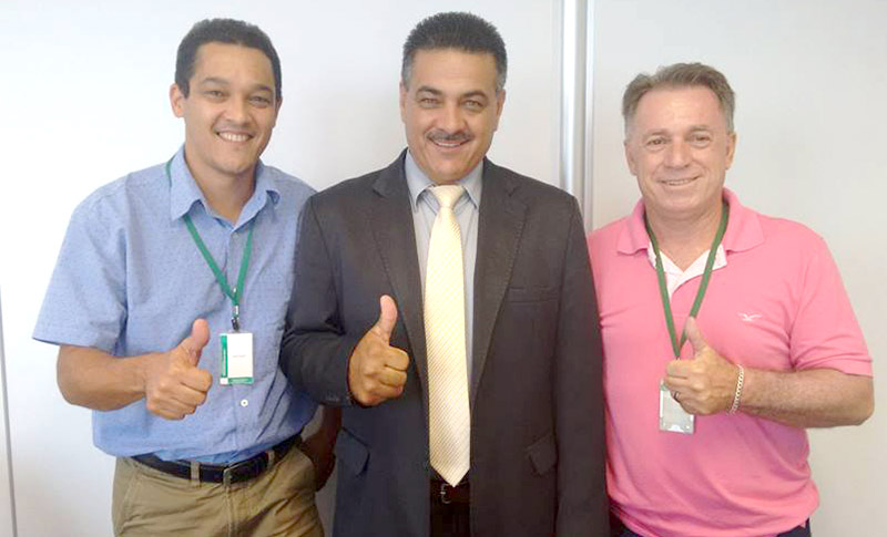 O gestor de convênios Roni Rossato, deputado Emidinho Madeira e Marcos Rezende, diretor do Hospital de Cássia