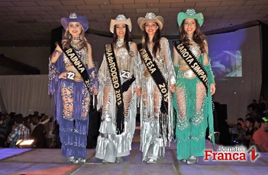 A Rainha Carla Mariano e as princesas Kemily, Pamela e Laura da Festa do Café de 2015