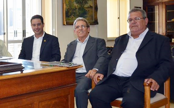 Vice Cidinho, Prefeito Abrão e vereador Tucura (Foto Circuito Regional)