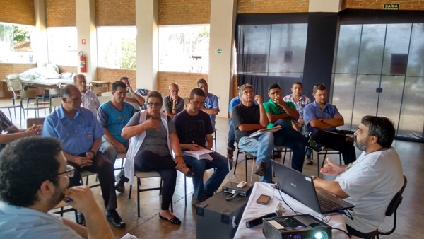 Prefeito de Altinópolis, Nanão, em reunião com funcionários do Departamento de Transportes (Foto HR Multimidia)