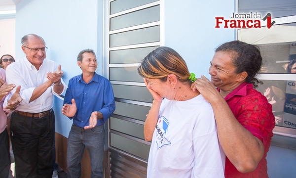 Moradora de Aramina se emociona ao receber chaves do Governador Alckmin