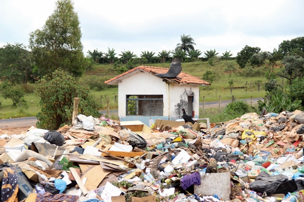 Lixão em cidade da região: detritos aguardam remoção para Guará