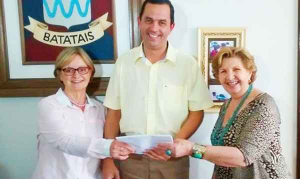 Doações também foram feitas por voluntárias da cidade ao Prefeito Eduardo