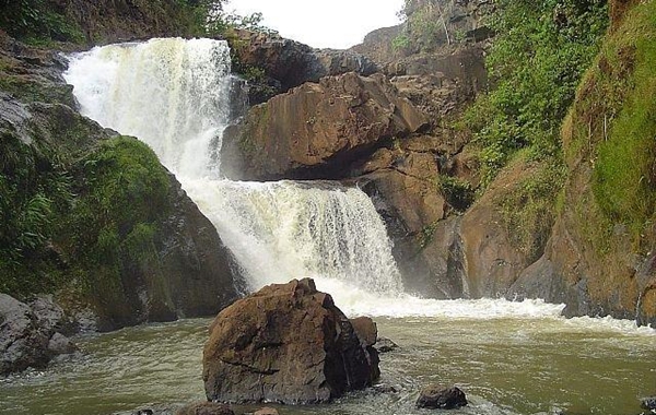 Buritizal, cidade da região da Alta Mogiana tem muitas belezas naturais, como esta cachoeira  (Foto HR Multimídia)