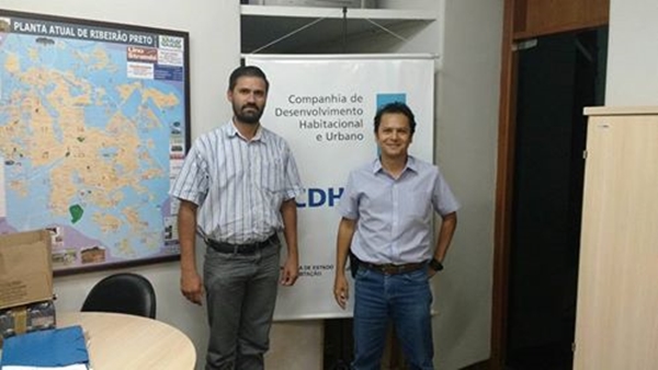 Vereador Careca (à direita) com o diretor da CDHU (Circuito Regional)