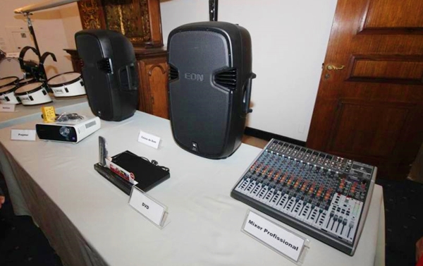 Kit de cinema recebido pela Prefeitura de Cristais (Divulgação)