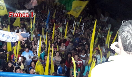 O candidato Dirceuzinho Polo fala aos participantes do comício de sábado na região dos bairros Nova Pedregulho e Morada do Sol
