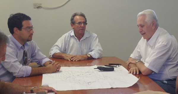 Vice Cidinho e Prefeito Abrão, com superintendente do DER (Foto HR Multimídia)