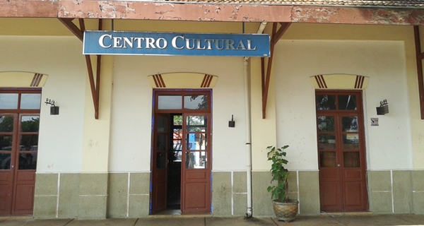 Iluminação decorativa foi arrancada defronte ao Centro Cultural da cidade (Foto Wagner Nascimento)