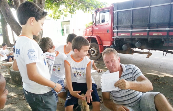 Alunos abordaram adultos nas praças e ruas (Foto Circuito Regional)