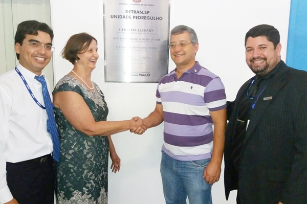 Prefeito de Pedregulho, Zezinho do Galego cumprimenta a vice-presidente do Detran, Neiva Aparecida Doretto após a inauguração (Foto HR Multimídia)