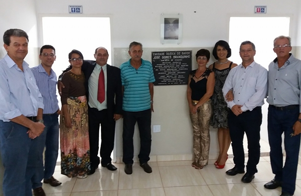 Prefeito, vereadores e família do homenageado (Foto Circuito Regional)
