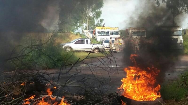 Galhos e pneus queimando interditam estrada da Lage (Foto Charles Lima)