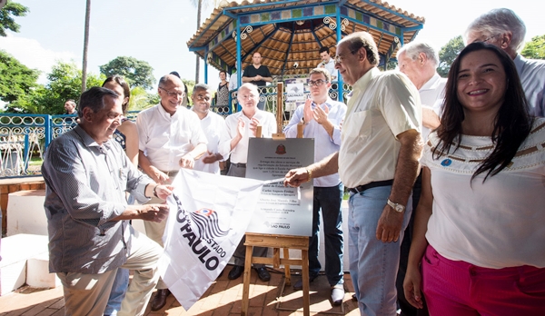 Prefeito Carlão Freitas e o Governador descerram a placa