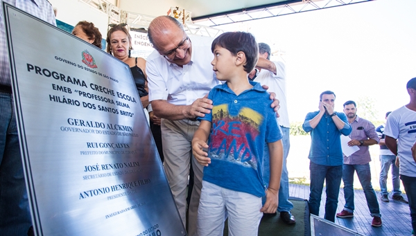 Governador Alckmin, com criança de Itirapuã, ao descerrar a placa