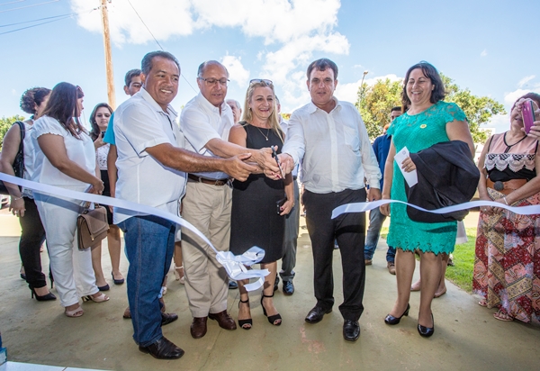 Alckmin, com o prefeito Rui e vereadores, descerrando a placa