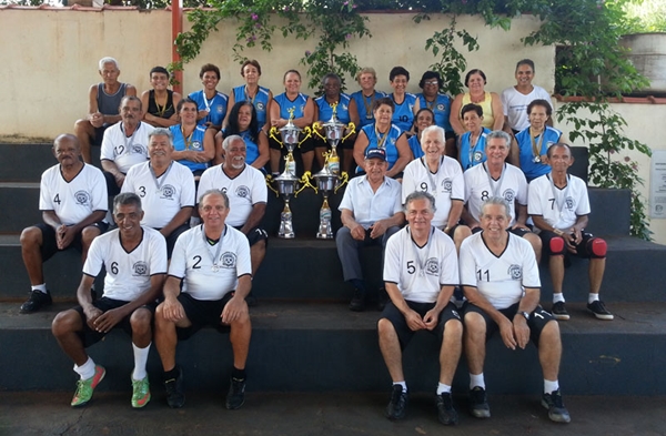 Equipes masculina e feminina do Vôlei Adaptado da Melhor Idade de Jardinópolis (Foto Divulgação)