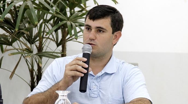 Prefeito de Claraval Juliano Diogo Pereira debate projeto habitacional com vereadores da cidade (Foto Hérick Rodrigues)