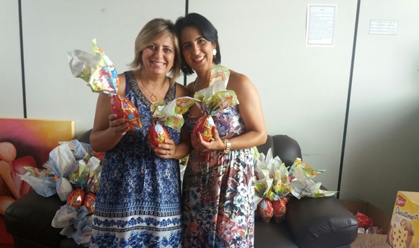 Maísa Almeida (à direita) fez a entrega dos Ovos de Páscoa