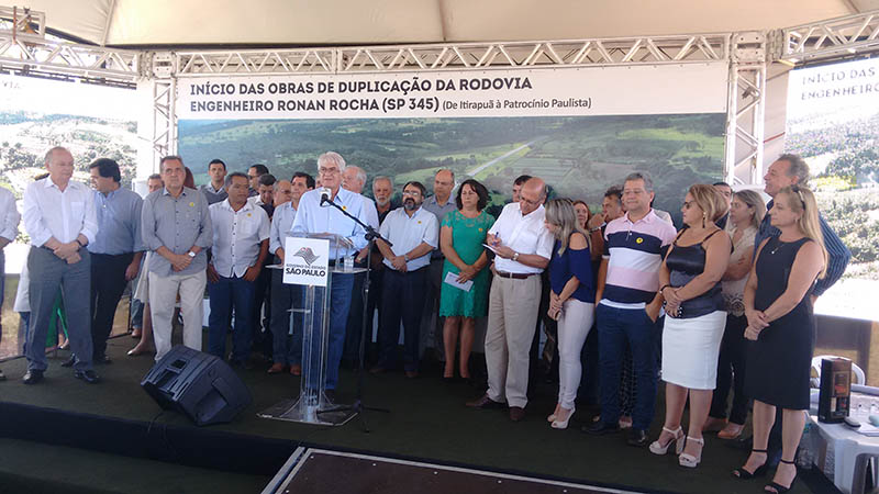 Prefeito Marcão, 1º da direita para esquerda participou da inauguração