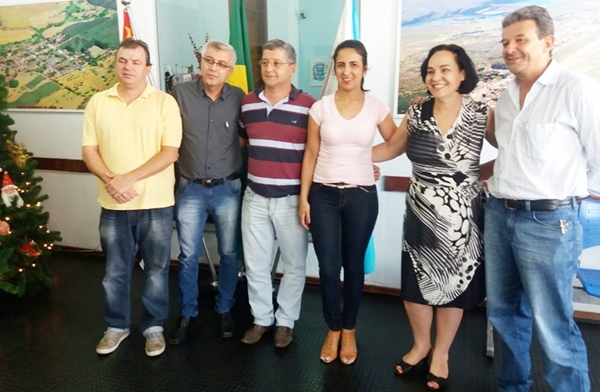 Gilson Pelizaro, Alex, Prefeito Zezinho do Galego, Maísa Almeida, Deputada Márcia Lia e o vereador Juarez, durante a visita (Foto HR Multimídia)
