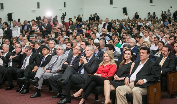 Prefeitos de praticamente todo o Estado estiveram na solenidade de assinatura dos convênios (Foto Governo de SP)