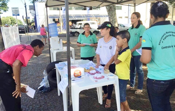 População recebe orientação na Praça da Matriz (Foto Circuito Regional)