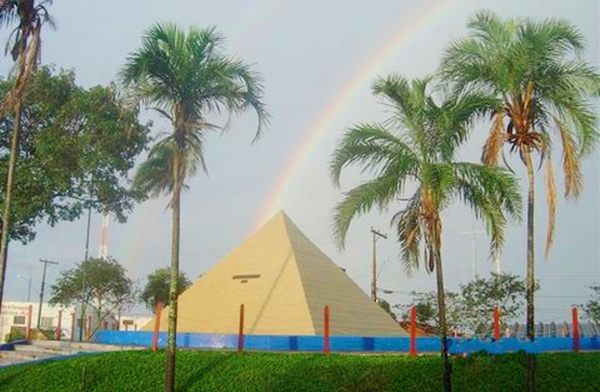 Pirâmide no centro de Pedregulho (Foto Professor Milton Paranhos)