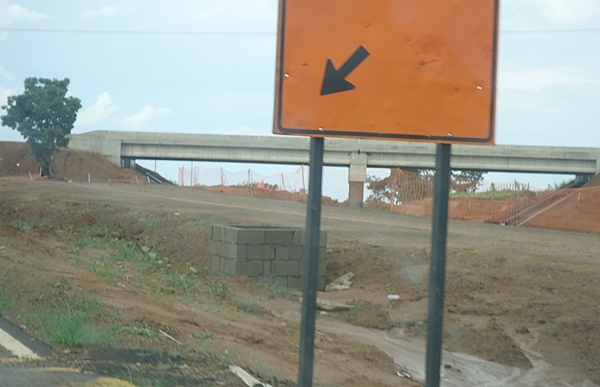 Trecho com obra paralisada na altura do km 421 da Cândido Portinari (Foto HR Multimídia)