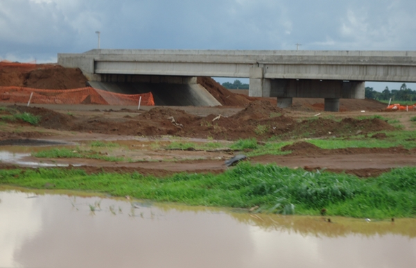 Pontilhão da Portinari para Jeriquara, cujas obras estão paralisadas há mais de uma semana (Foto HR Multimídia)