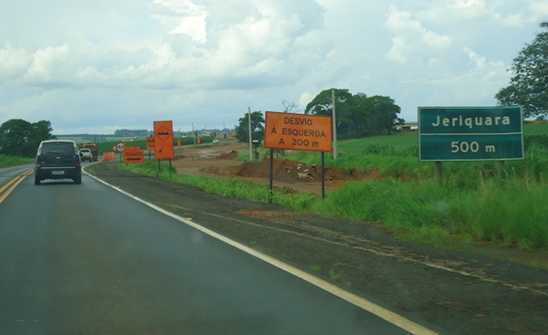 Desvio de pista nas proximidades do pontilhão que está sendo construído no final da duplicação da Portinari (Foto HR Multimídia)