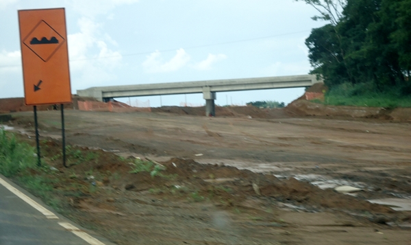 Obra parada no pontilhão que dará acesso a Jeriquara no final do trecho que será duplicado na Portinari (Foto HR Multimídia