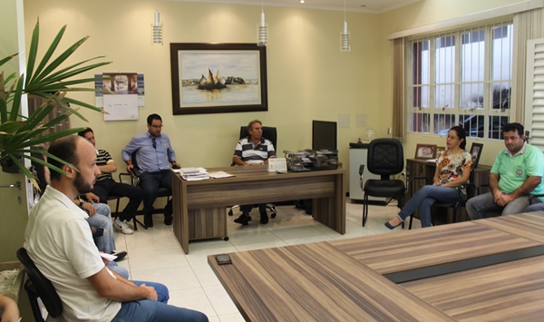 Prefeito Abrão e vice Cidinho durante reunião do secretariado (Foto HR Multimídia)
