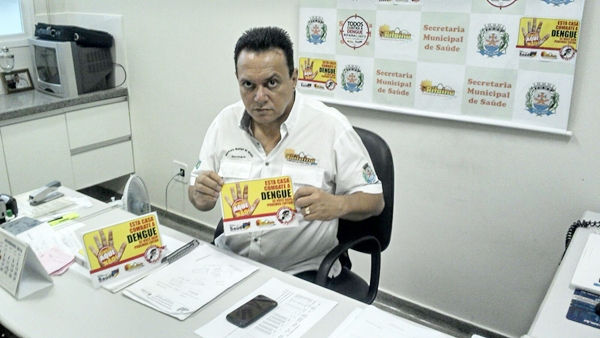 Secretário mostra selo anti-mosquito (Circuito Regional)