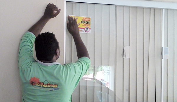 Coordenador da Visam afixa selo anti-dengue (Circuito Regional)