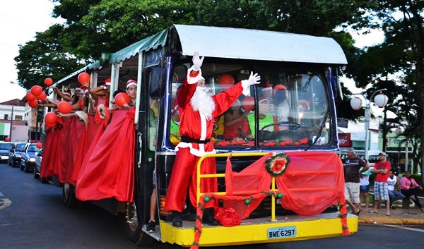 Imagem de arquivo mostra chegada do Papai Noel em Pedregulho, em 2013 (Foto Arquivo JF)