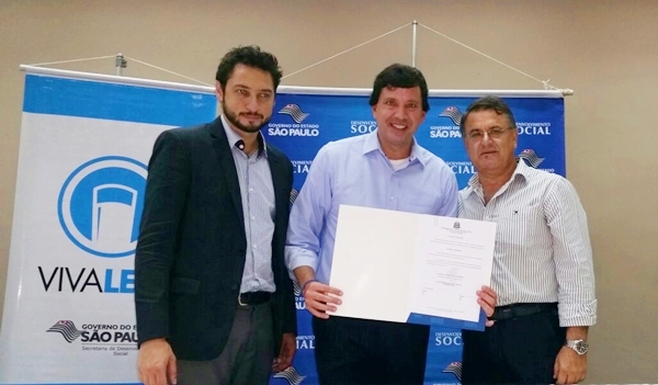 Prefeito Tião (esquerda) com secretário Pesaro, ao centro (Foto Circuito Regional)