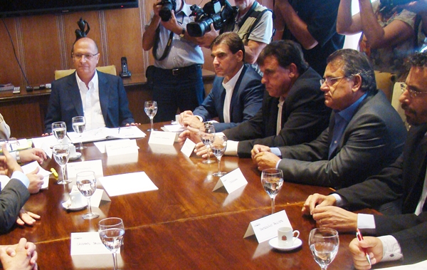 Prefeito Tião (à direita) durante encontro com Alckmin (Foto Circuito Regional)